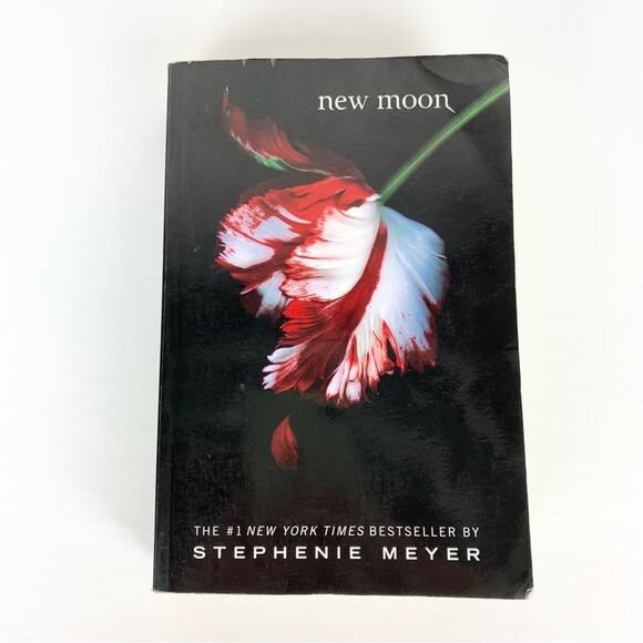 New Moon Novel by Stephanie Meyer 2006 Book 2 in the Twilight Series Romance - Picture 1 of 10